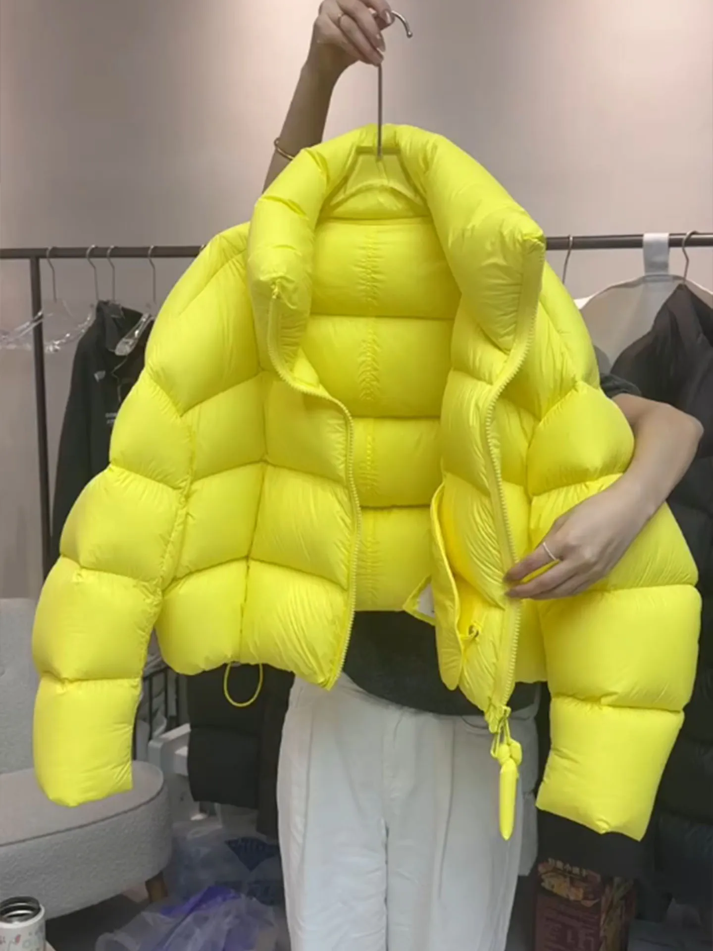 Kurtka puchowa damska zimowa, ciepła, ze stójką, żółta, typu chleb, z włókna poliestrowego, biały puch.