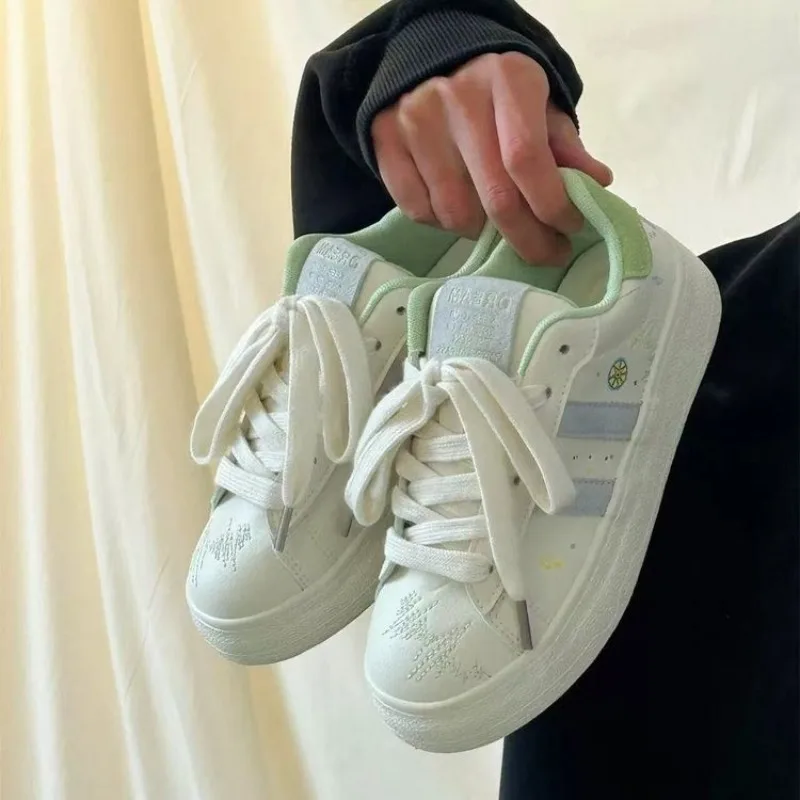 جديد أحمر كبير الرأس حذاء قماش المرأة فائقة النعومة سميكة القاع ارتداء مقاومة ربيع جديد نمط شقة الدانتيل أحذية رياضية الكبار