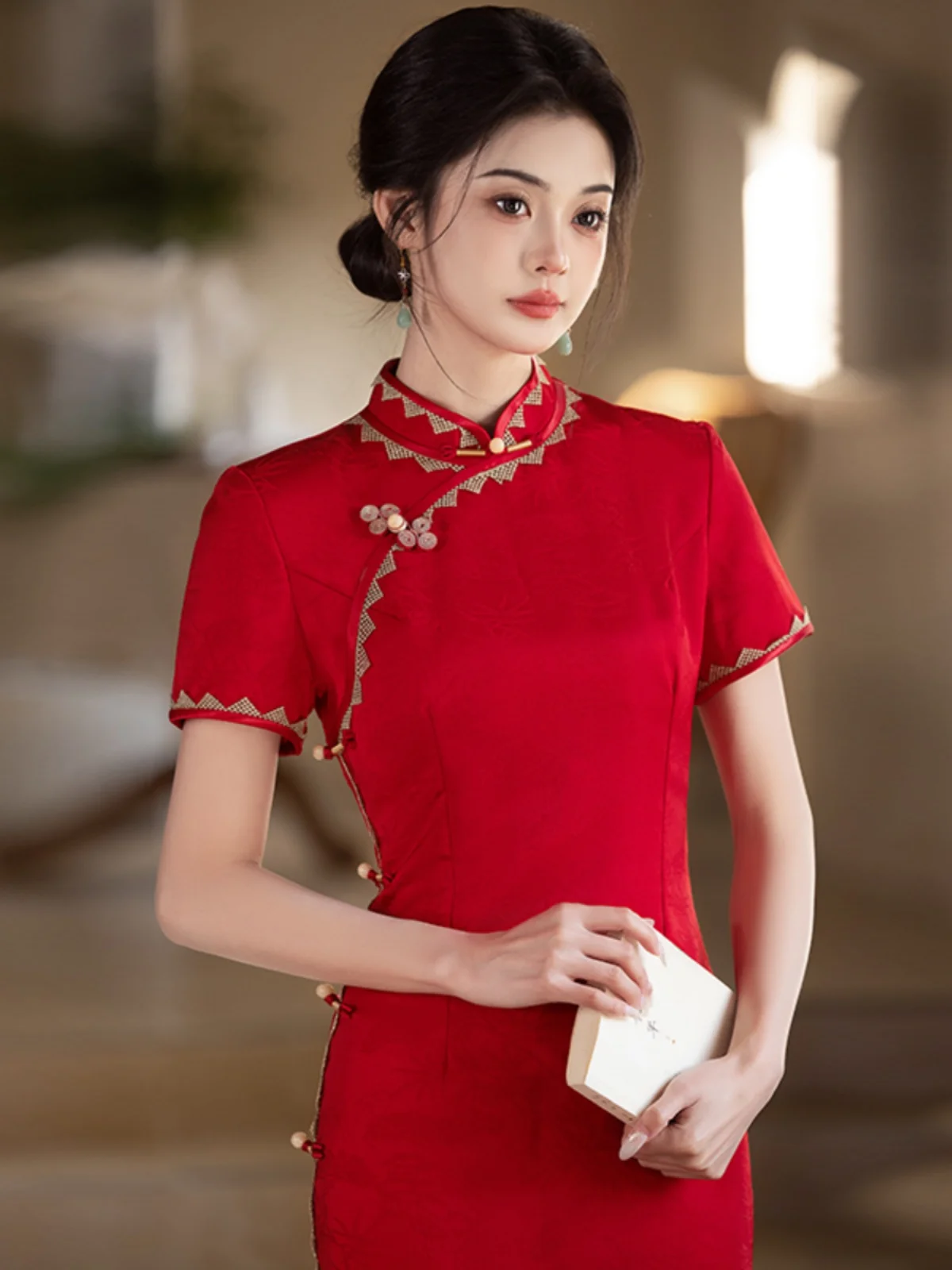 

Красное длинное платье для молодых женщин, улучшенная новая китайская модель для свадебных банкетов, церемоний и свадебных торжеств, для матерей жениха/невесты