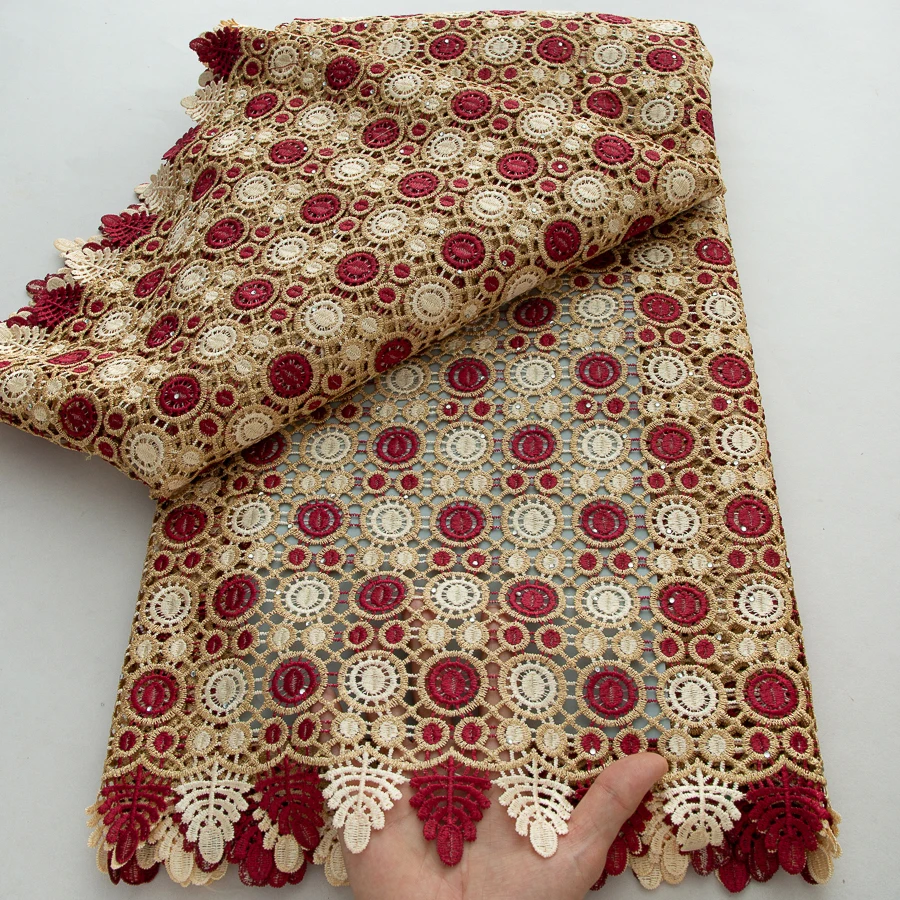 Afrikanischer Guipure-Kordel-Spitzenstoff, beige und dunkelrotes kreisförmiges Muster, strukturierte bestickte Spitze für Hochzeitskleider, Abendkleid
