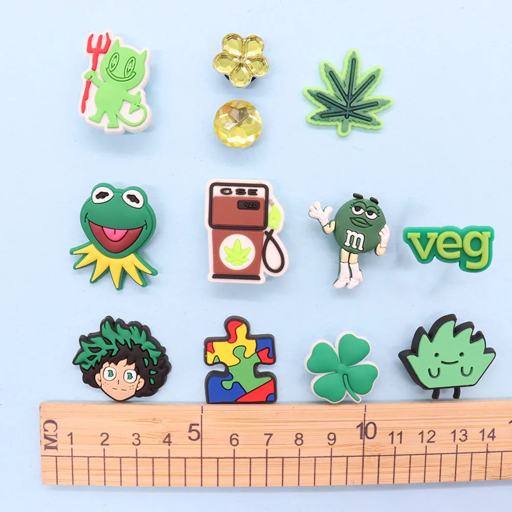 1 pz PVC Puzzle erba Comic Green Styles fibbia per scarpe Charms per funghi kiwi dinosauro accessori Fit Wristband