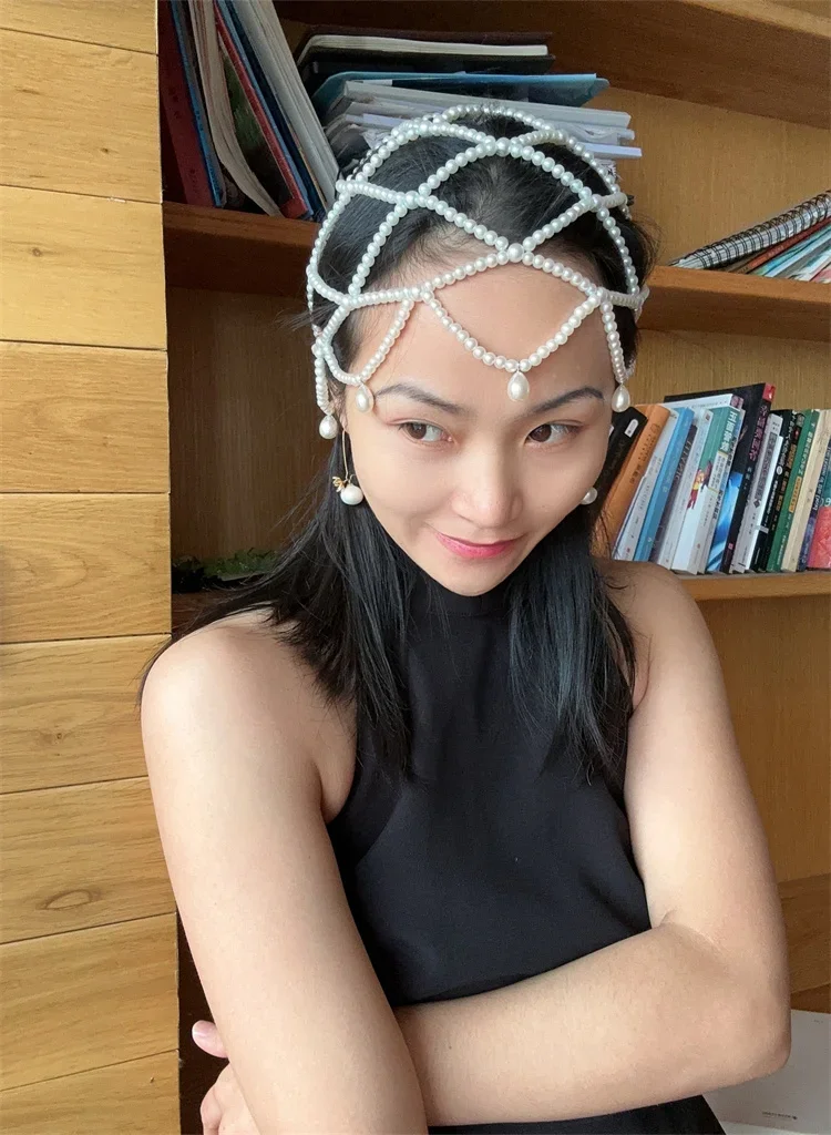 قبعة نسائية صيفية عصرية موديل 2025 مصنوعة يدويًا من اللؤلؤ الشبكي المحبوك