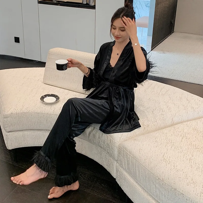 بيجامة نسائية مخملية ذهبية للخريف والشتاء سراويل مثيرة بحمالات ثوب نوم مكون من ثلاث قطع ملابس منزلية من فراء النعام