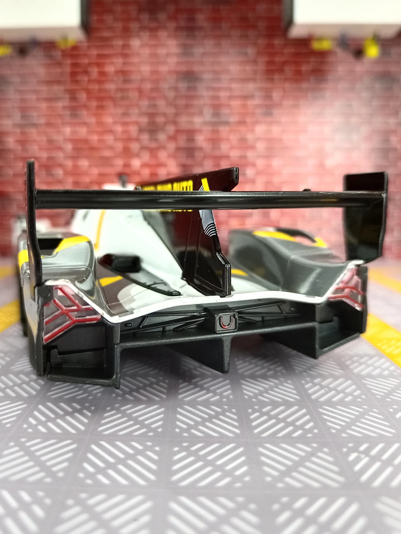 

Модель автомобиля из сплава BMW M Hybrid V8 Super Racing CCA 1:24 имеет имитирующие функции звука и освещения, богатые детали, тонкая работа