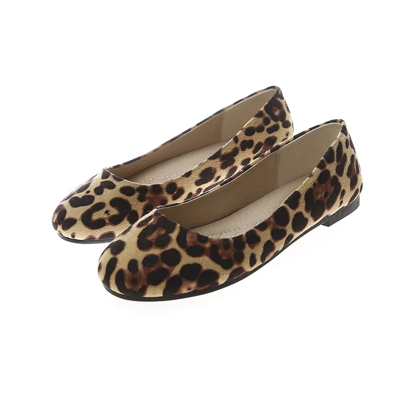 Zapatos de leopardo para mujer, zapatillas informales de punta redonda, boca poco profunda, vestido de barco, cómodas, talla grande, 2024