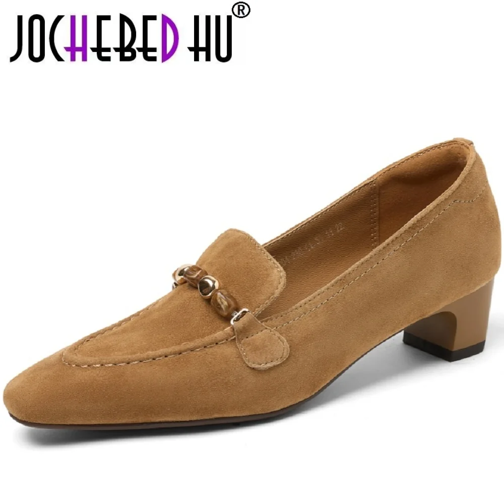 

【JOCHEBED HU】Женские замшевые туфли ручной работы с круглым носком, винтажным металлическим декором, однотонные, повседневные, на среднем каблуке, размеры 34-40