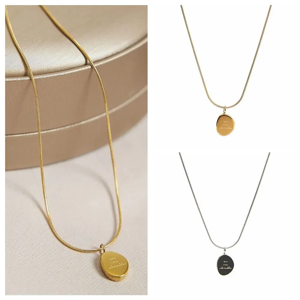 Colar pingente de carta minimalista para meninas, gargantilha redonda pequena, corrente de clavícula elegante, cor dourada, personalidade de nicho
