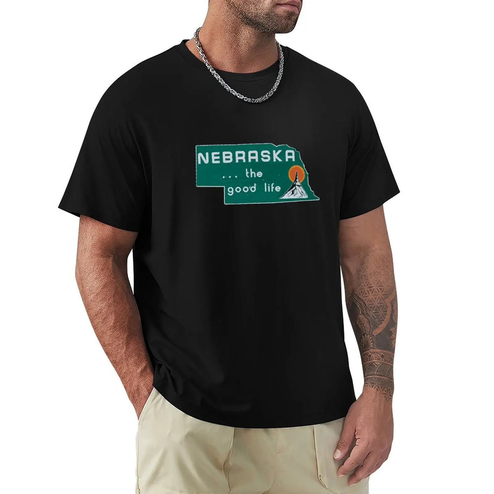 Nebraska. . . The Good Life Design - Silueta de Nebraska - Letrero de NE - Pegatina de Nebraska - Camiseta de Nebraska - Regalos de Nebraska - Camiseta