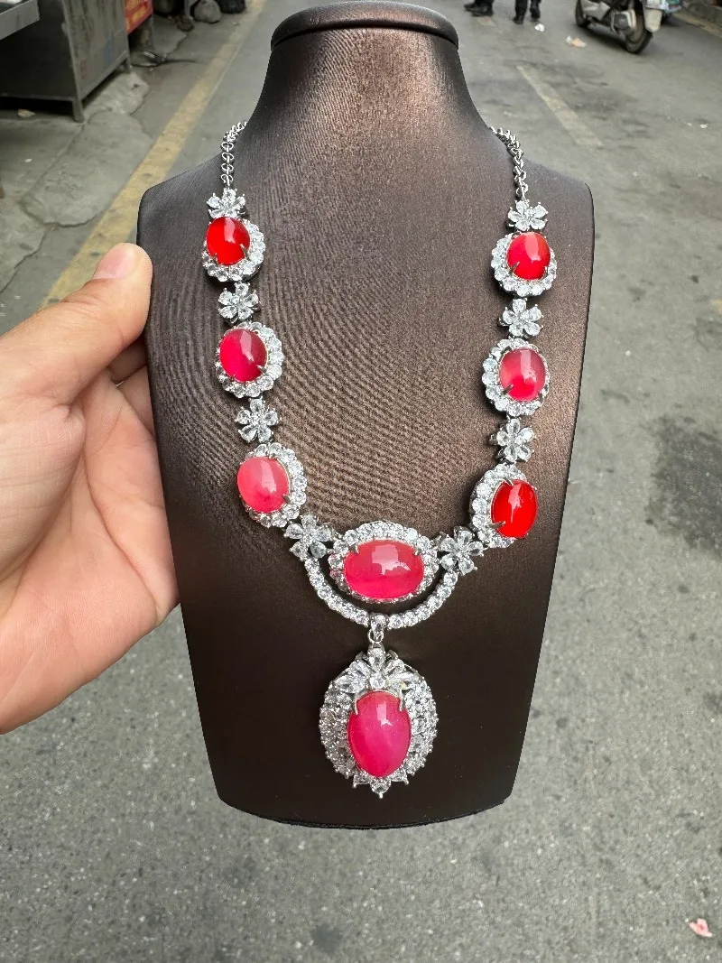 

New High Ice Inlaid Necklace, Elegant Luxury Accessory Perfect for Birthday Parties, Banquets and Formal Occasions
