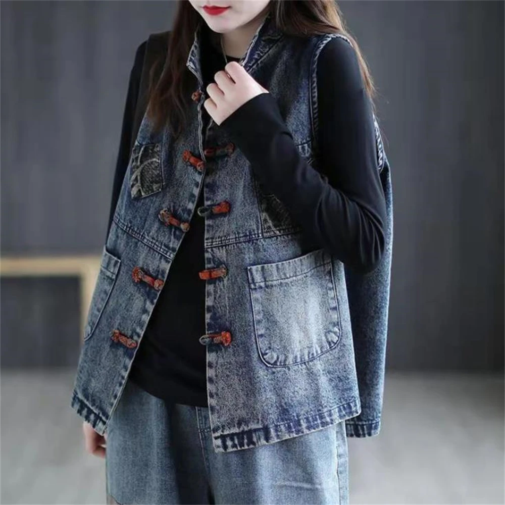 2024 Spring Gielt New Cowboy Vests Female Style Hot Sale Ethnic Disc Buckle Sleeveless Jacket Women Jeans Vests Outer Waistcoat