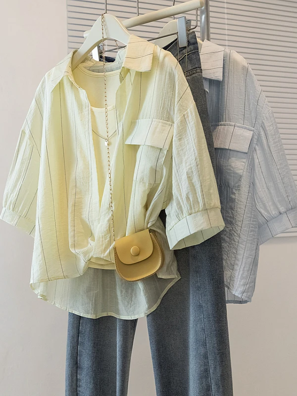 

Светло-голубая полосатая рубашка с коротким рукавом, женский летний новый комплект из двух предметов: жилет и топ с запахом, корейский стиль, высокая талия, А-силуэт, большие размеры.