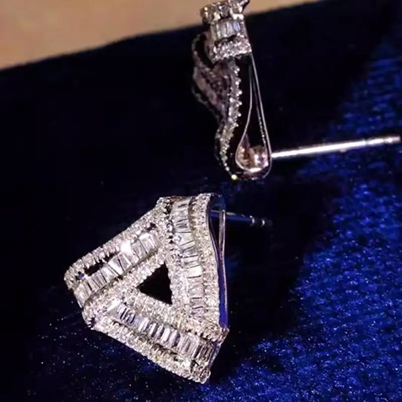 Huitan Dreieckförmige Damen-Ohrstecker, voller heller Zirkonia, trendige Accessoires für Party, Hochzeit, eleganter Alltagsschmuck
