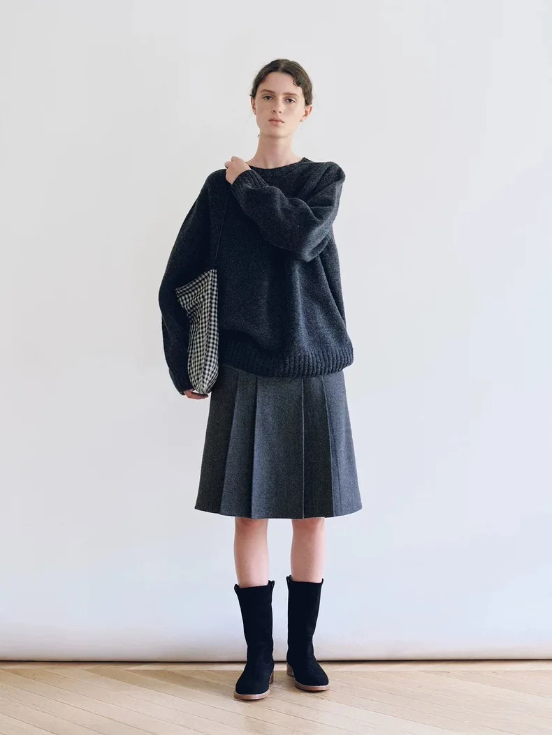 Zestaw damski: dzianinowy kardigan na ramiączkach i spódnica, jesienno-zimowy, elegancki komplet, wysoki stan, jednolity kolor.