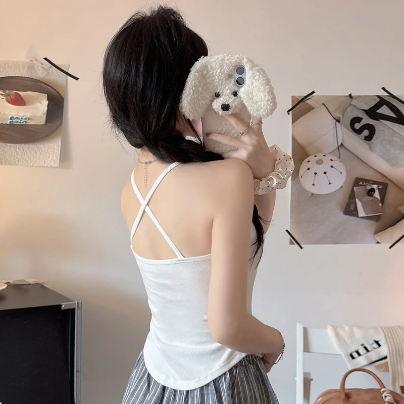 Modna, seksowna bluzka na ramiączkach z odkrytymi plecami i wkładkami w biuście.