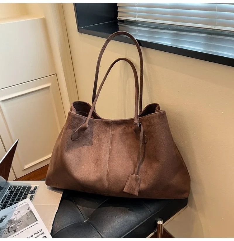 Damen-Schultertasche aus braunem Kunstwildleder, Lässiger Minimalistischer Stil für Tägliche Aufgaben, Wochenendausflüge & Alltägliche Arbeitshandtasche – Detail 16