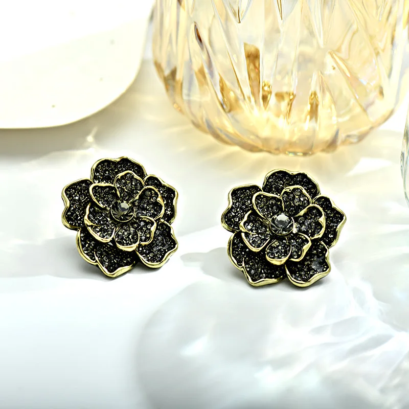 

New trendy black gold tea flower full diamond earrings with a retro and elegant touch, exquisite silver needle style earrings