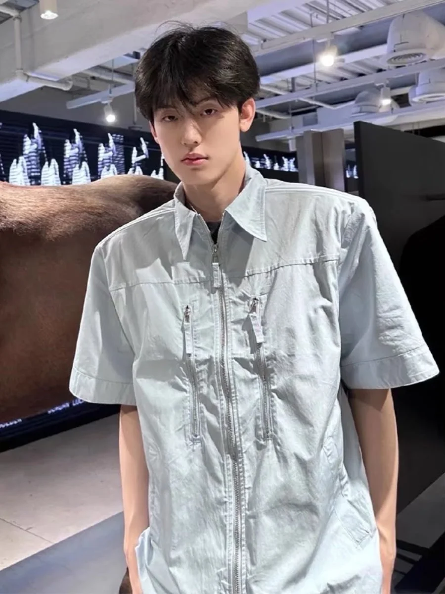 قميص رجالي كاجوال صيفي فضفاض بياقة مسطحة وأكمام قصيرة بخمسة أرباع طول الأكمام بلون أزرق فاتح وسحاب على الكتف