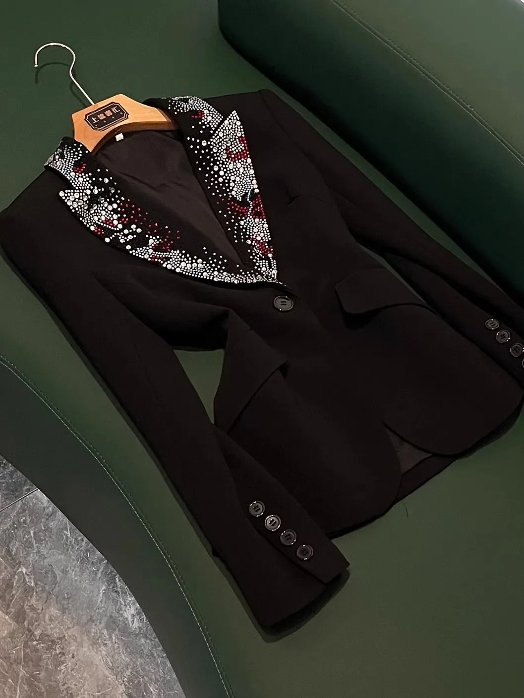 

Приталенный костюм Bla Jaet с затягивающимся талией и однорядным стразами для женщин, дизайн Sle Faion, зима 2025 г.