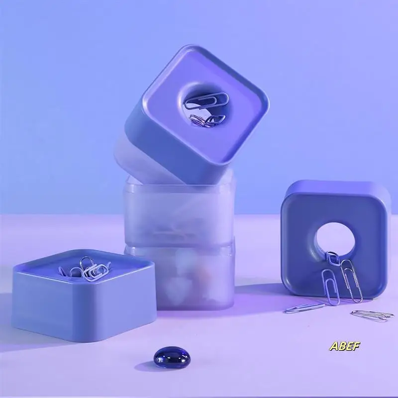 مشابك ورق جديدة بلونين في حامل مشبك مربع بلوري مغناطيسي أنيق، 28 مم، 130 مشبكًا لكل صندوق متين (أزرق سماوي)