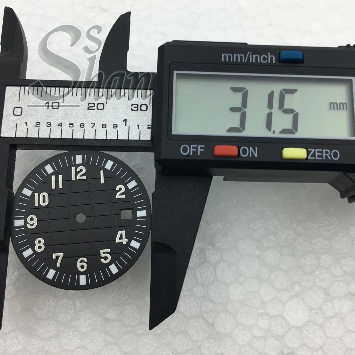 Tarcza zegarka NH35 31,5 mm jest czarno-niebiesko-zielono-brązowo-szara z okienkiem daty w stylu granatu NH35