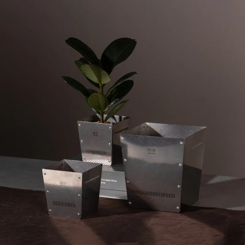Medium flower pot, stainless steel all-metal design is easy to take care of and does not rust and break, making auspicious home