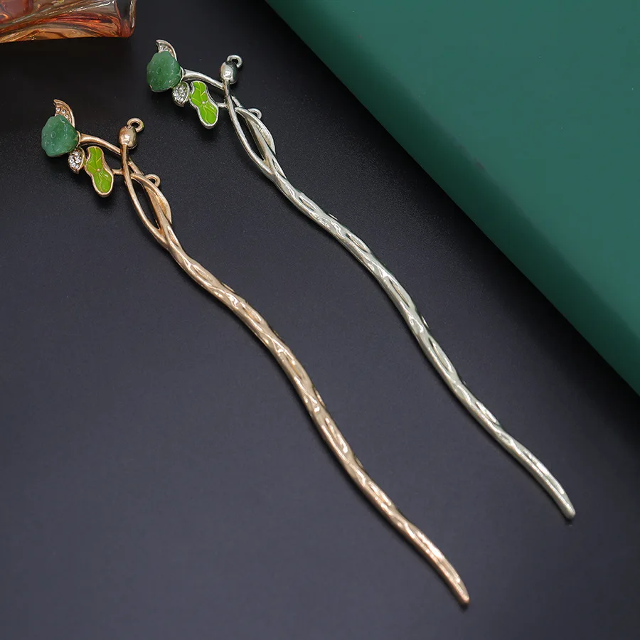 

Elegant Nature-Inspired Lotus Leaf and Seedpod Updo Hairpin