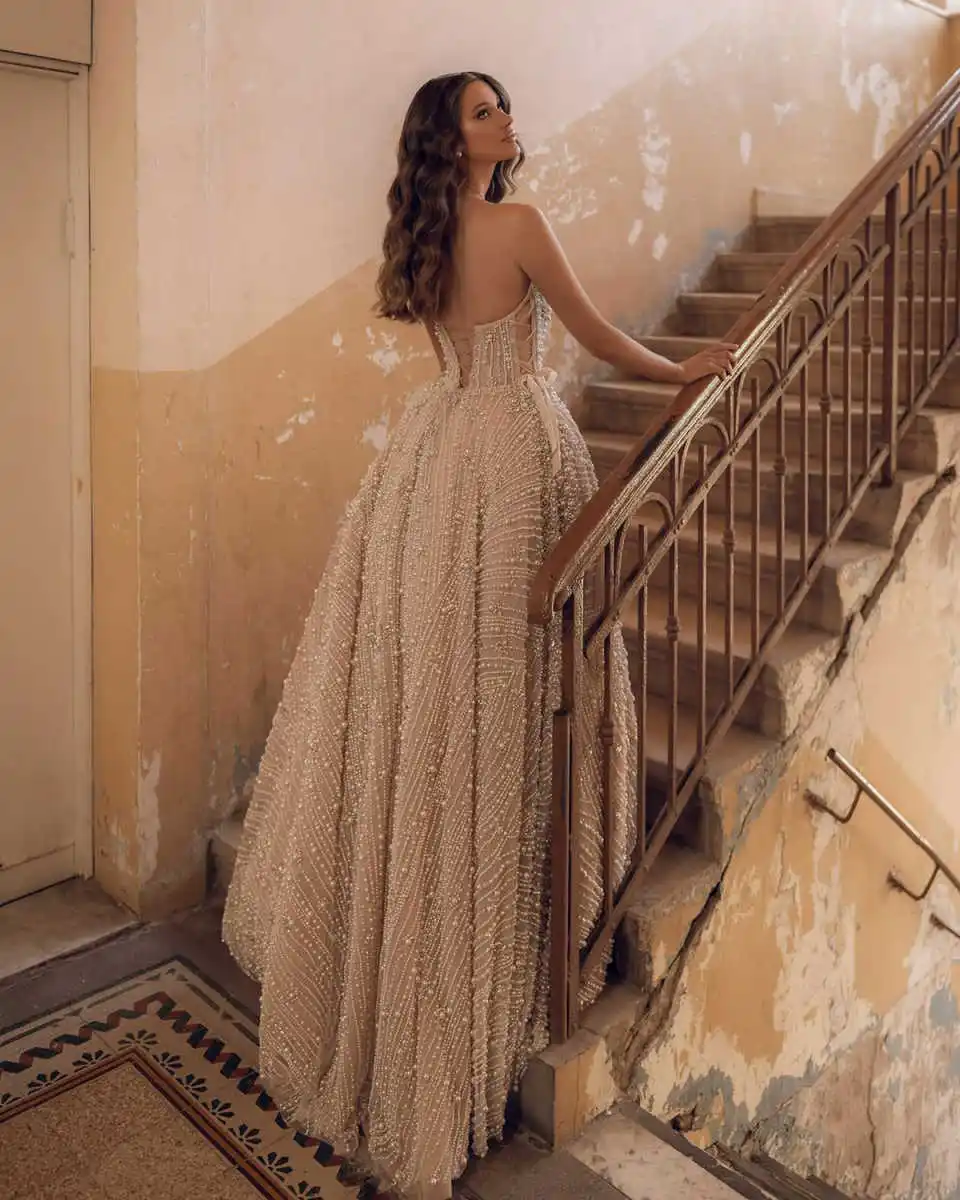 فستان زفاف رائع بدون حمالات على شكل حرف A أنيق مطرز بالدانتيل فستان زفاف مطرز باللؤلؤ سويب تراين مخصص فيستدوس دي نوفيا