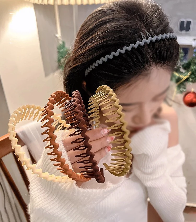 

Random colors 3pcs/6pcs Candy-style colorful wave hair bands. Frayed ends do not damage hair. With teeth for anti-slip and do no