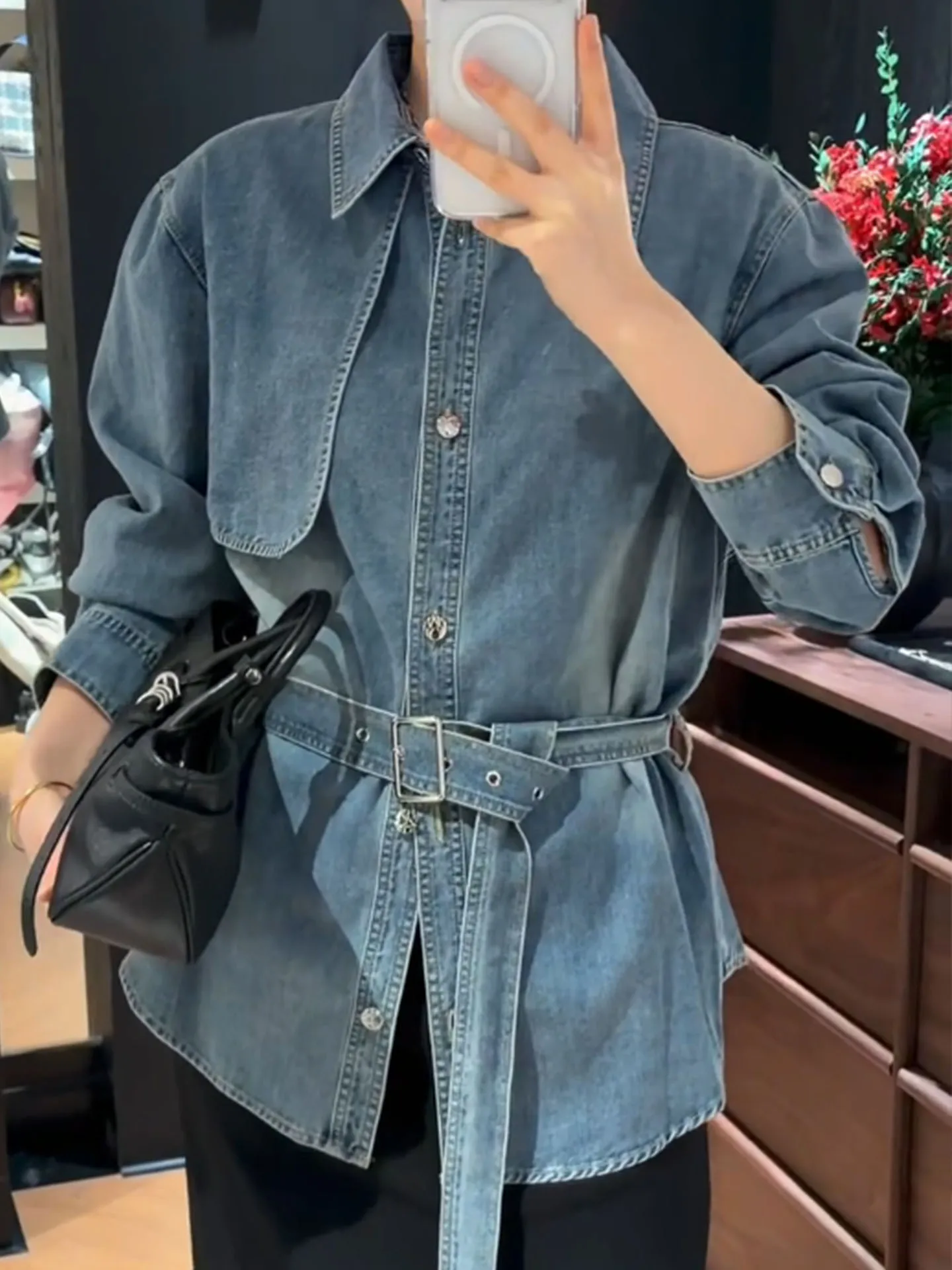 

Ретро-синяя джинсовая рубашка женская свободного кроя с утягивающим эффектом на талии, универсальный топ для стройности, весна 2026, модная повседневная одежда