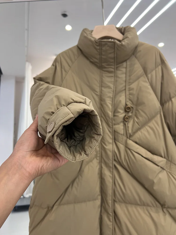 النسخة الكورية الوقوف طوق فضفاض الأبيض بطة أسفل سترة الشتاء المرأة الجديدة منتصف إلى نمط طويل مع مشبك تصميم أسفل معطف