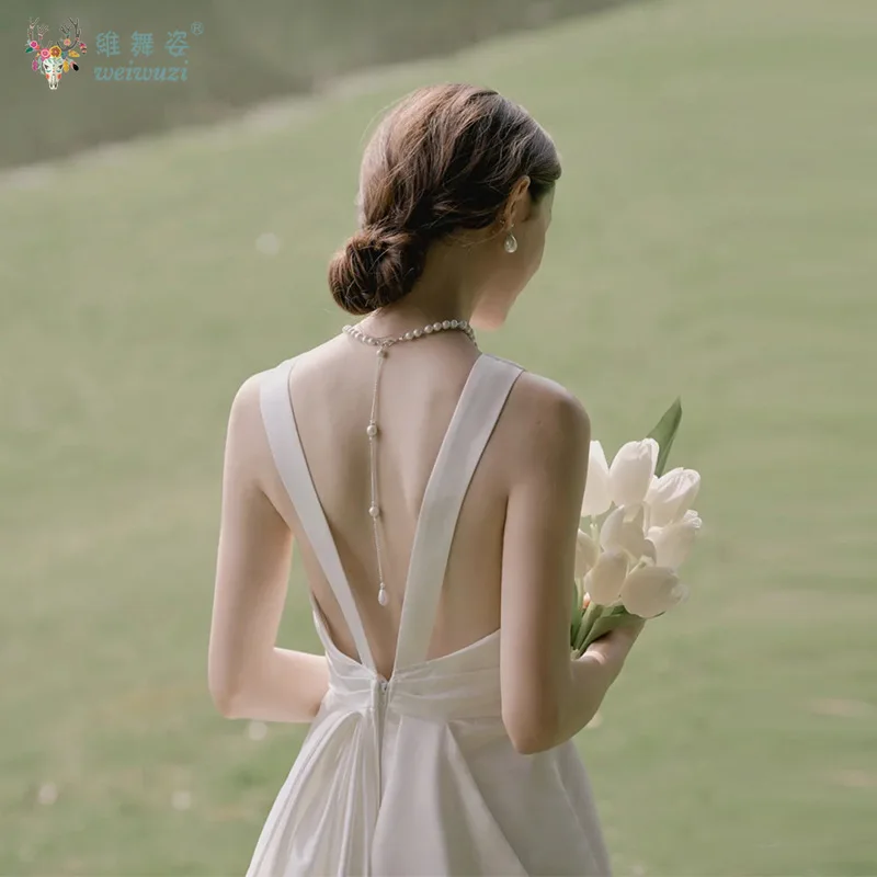 새로운 한국 스타일 미니멀리스트 백리스 트레일링 웨딩 드레스 야외 결혼식 및 커플 사진 촬영에 적합