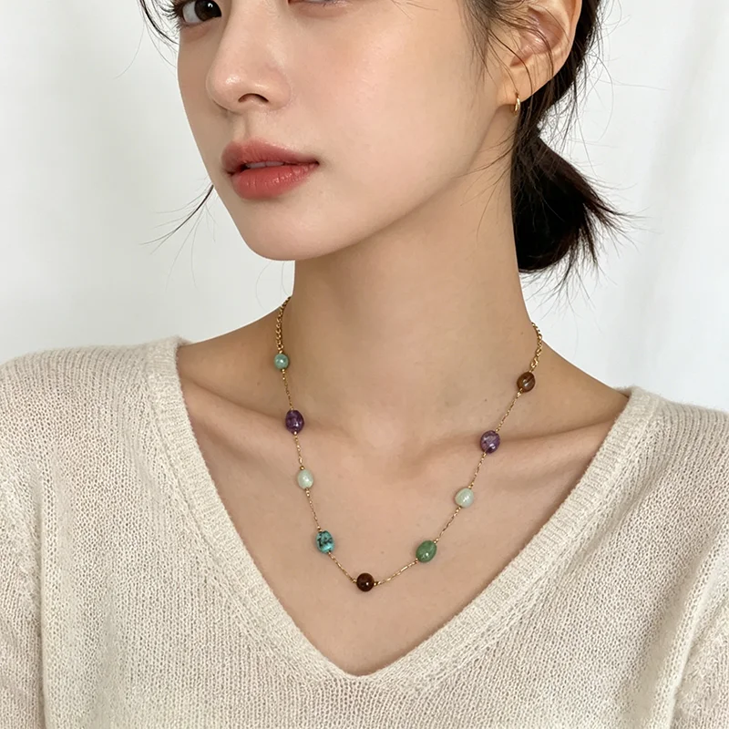 Goldfarbene Edelstahlkette, bunter, unregelmäßiger Naturstein-Anhänger, Halskette für Damen, Schmuck, Schlüsselbeinkette, Accessoire – Detail 8