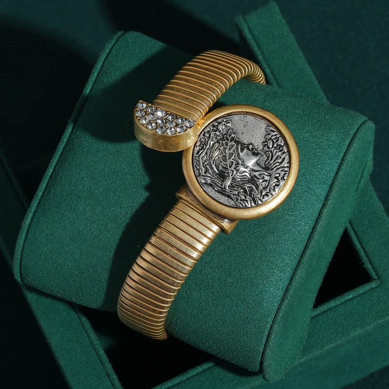 

Vintage Gold Color Retro Coin Bangles Rhinestone Cameo Beauty Head High Design Carnival Party Woman Jewelry 2026 New Accessories