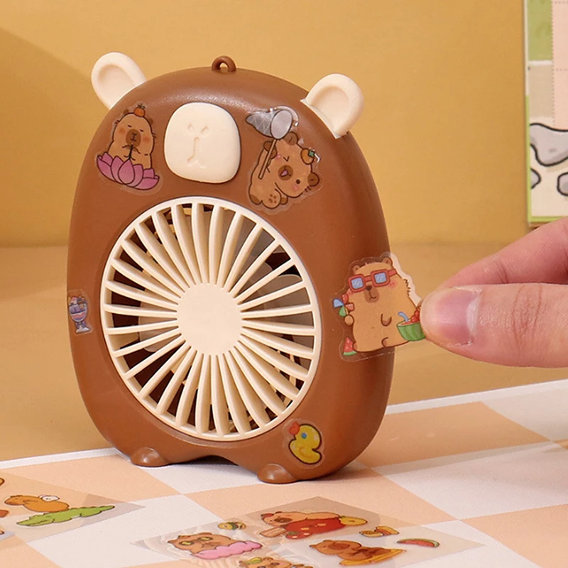 Simpatico capibara Mini ventilatore portatile Piccolo ventilatore portatile Ricarica USB Ventilatore portatile a 3 velocità Adatto per ufficio Viaggi all'aperto Campeggio