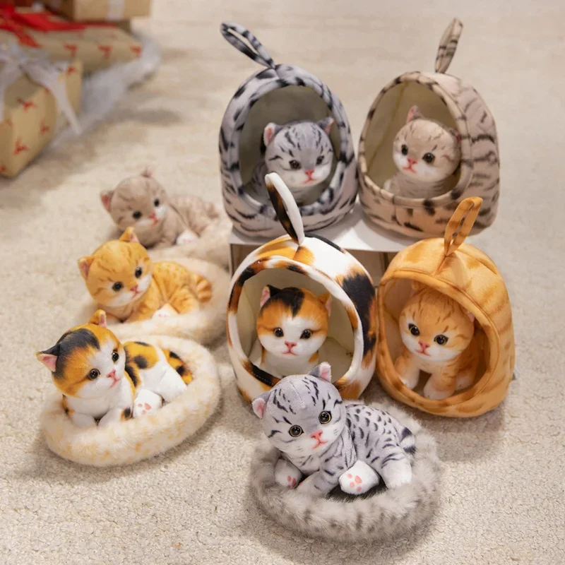 Verschiedene Arten von Kätzchen- und Haus-Kombinations-Plüschspielzeugen, zarte, niedliche, lebensechte Haustierkatzen, die im Bett und im Nest schlafen, Kawaii-Raumdekoration