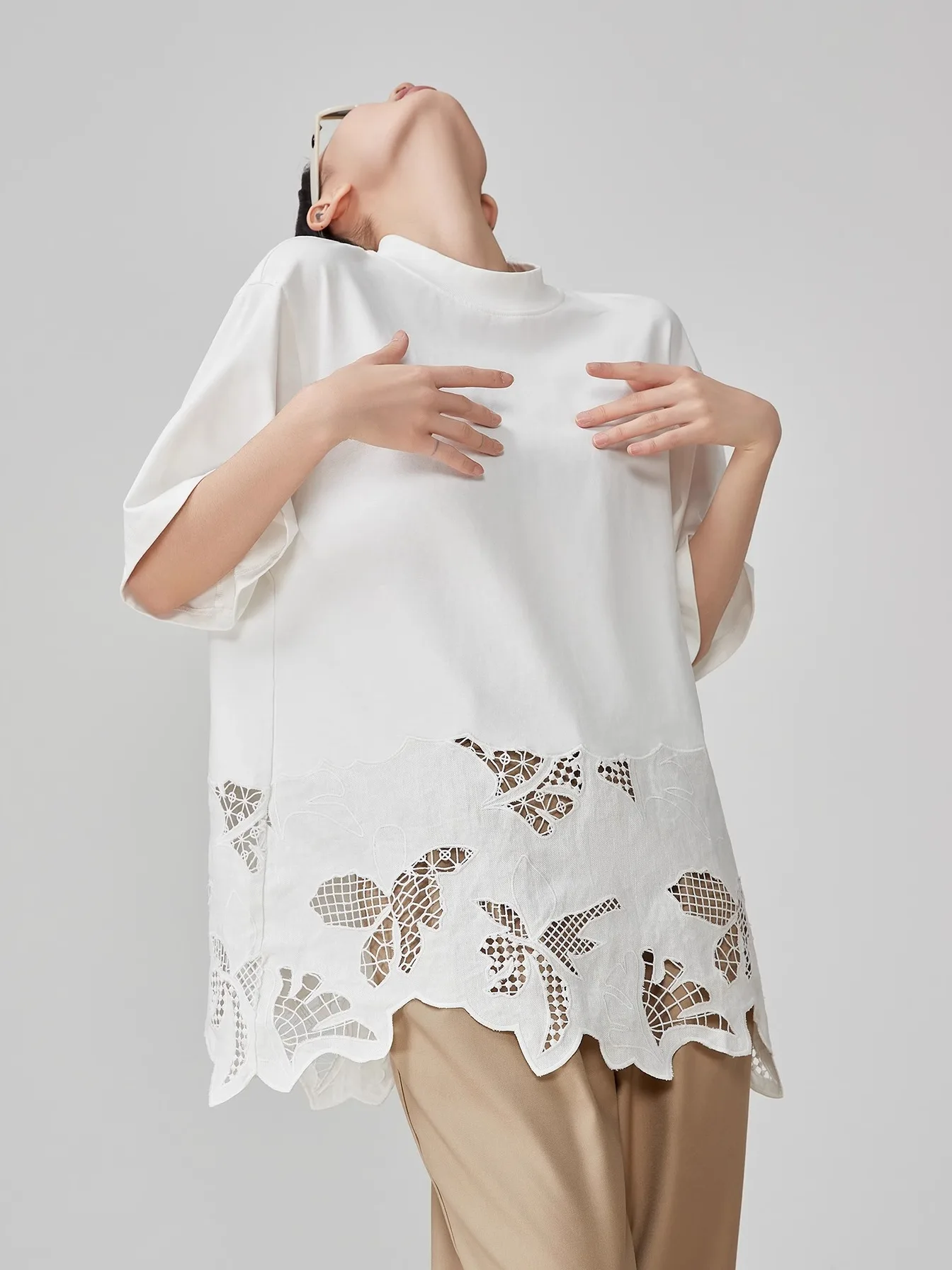 

Белая женская футболка с вышивкой и ажурными вставками, круглым вырезом и коротким рукавом, новинка ранней весны, модный дизайн, топ