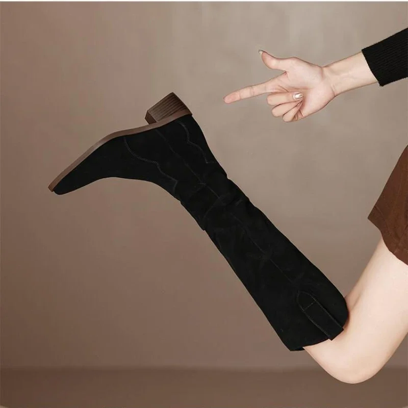 2023 Stivali da donna alla moda ed eleganti Autunno e inverno Stivali lunghi da cavaliere occidentali vintage slim fit con piega al ginocchio