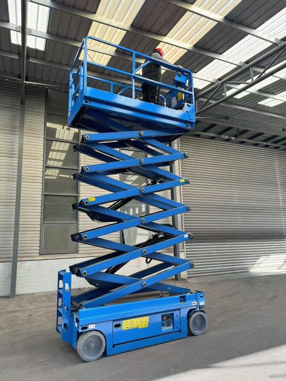 

Low-Profile Scissor Lift 10m - 2.36m Stowed Height For Low-Ceiling Factories & Basements