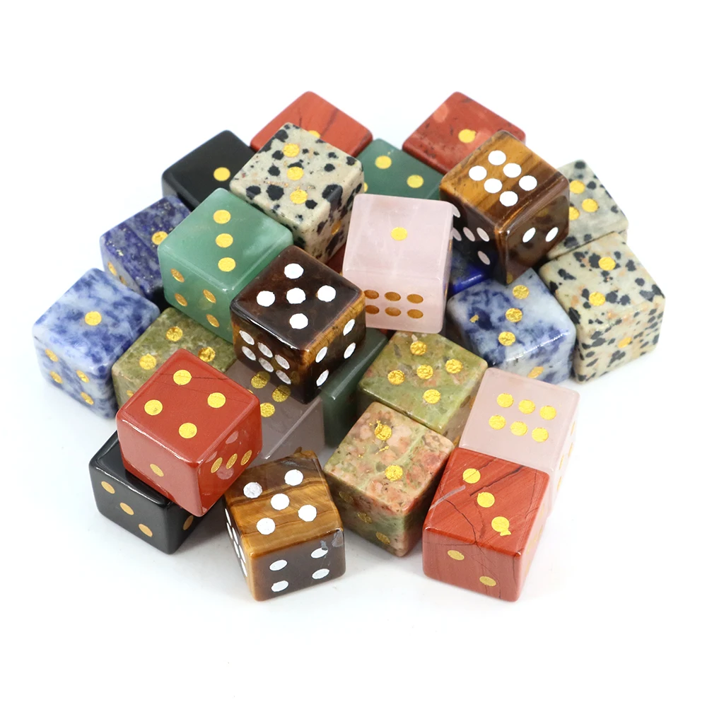 ゲームツール 16 ミリメートル六面天然石正方形 D6 彫刻パターンヒーリングクリスタルポータブルテーブルゲームエンターテイメントギフト