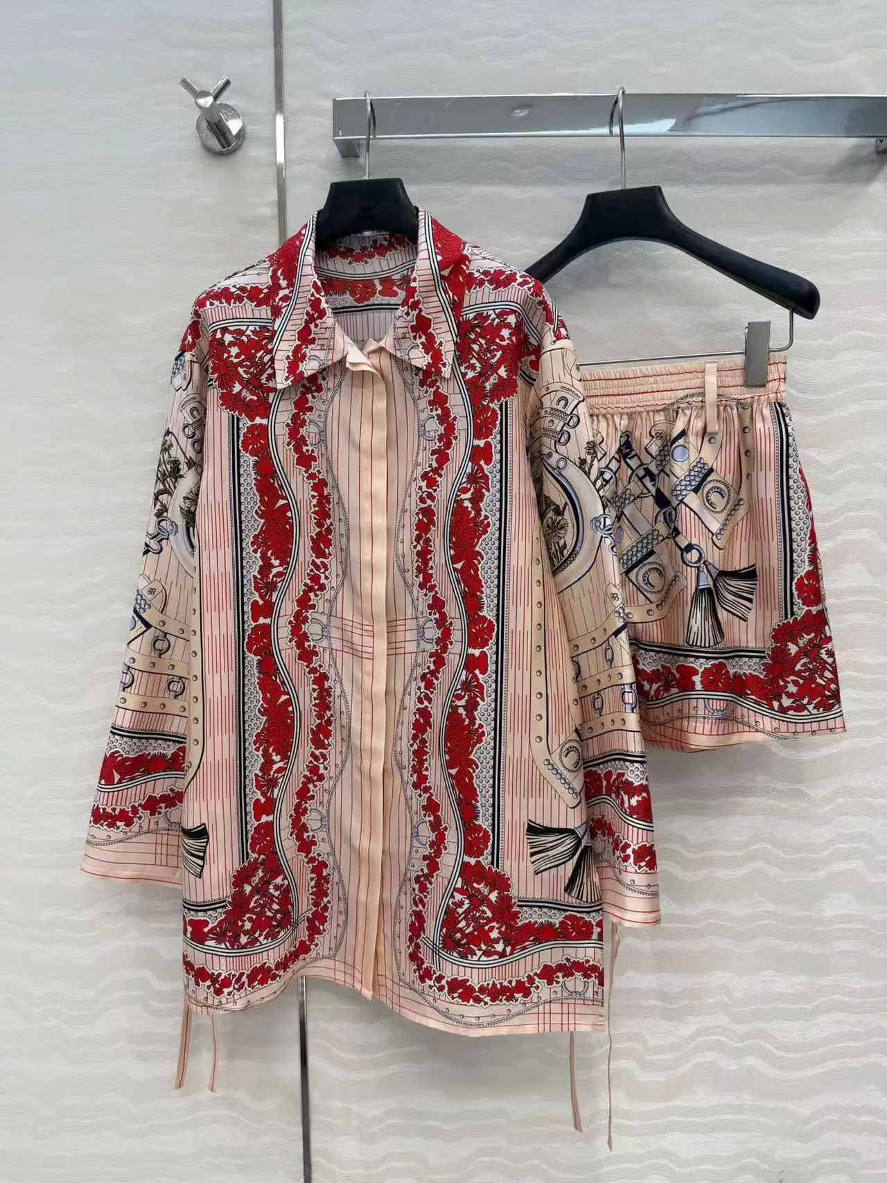 

Женская рубашка 2026: Новая шелковая модная рубашка с воротником, роскошным принтом и длинными рукавами + шорты