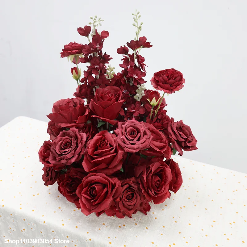 Luxuriöses Blumenarrangement aus roten Burgunderrosen und Delphinien für Hochzeitskulissen, Restaurant-Tischdekoration, Blumenball-Display – Detail 3