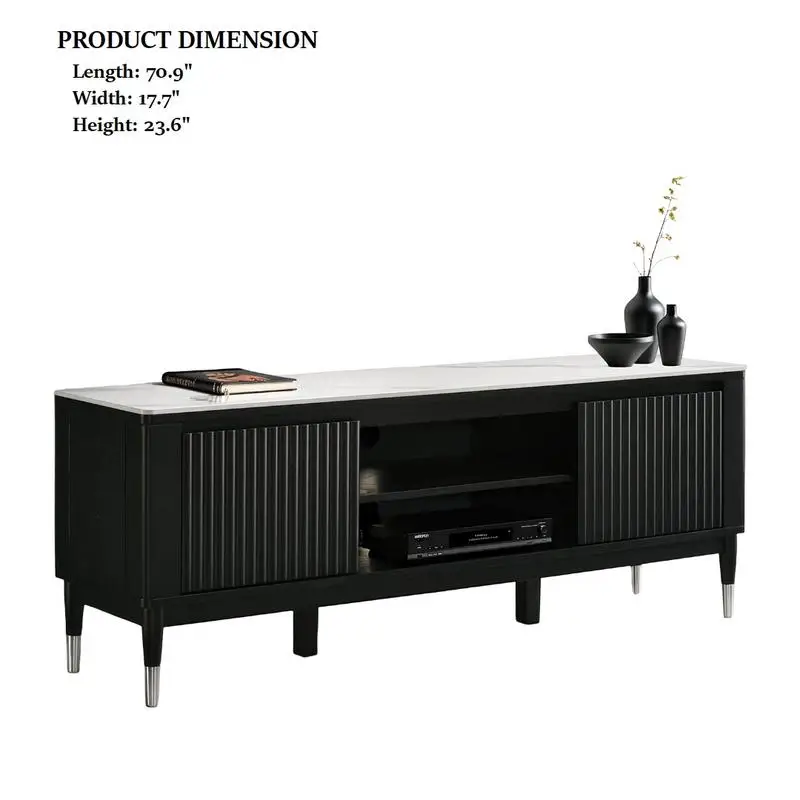 Nowoczesna szafka RTV z blatem z kamienia spiekanego i nogami w kolorze srebrnym, otwarte półki, czarno-białe wykończenie do nowoczesnego mieszkania.