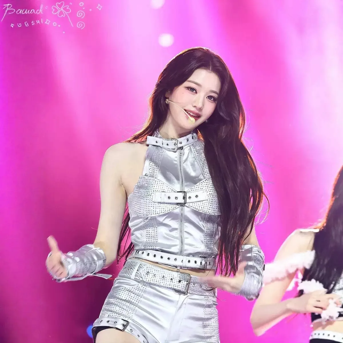 

New Zhang Yuanying's same style songwriting costume silver performance stage costume navy collar JK uniform set