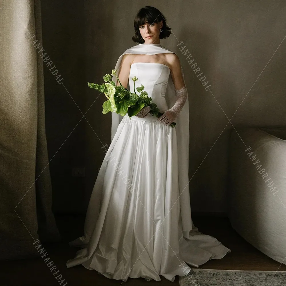 Abito da sposa senza spalline in raso personalizzato senza maniche con lacci sul retro Abito da sposa A Line Sweep Train Elegante abito da sposa per servizio fotografico