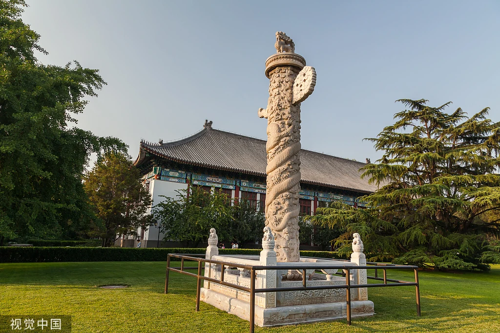 Cantiiro do Patrimônio Cultural com coluna de pedra ornamentada