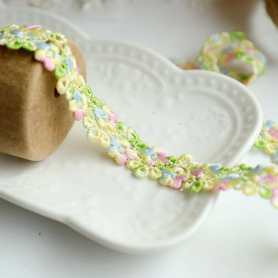 1 Yard bestickte Blumen-Spitzenbesatz, Hochzeitskleid-Bänder, Stoffbesatz, DIY-Handwerk, 2 cm breit – Detail 4