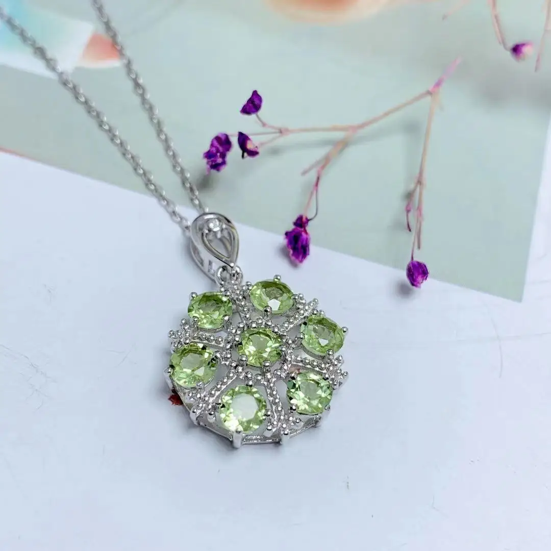 Natural Peridot Pendant 4mm*4mm Clean 925 Silver Plated Platinum Flower Shaped Hollow Necklace Fresh and Elegant