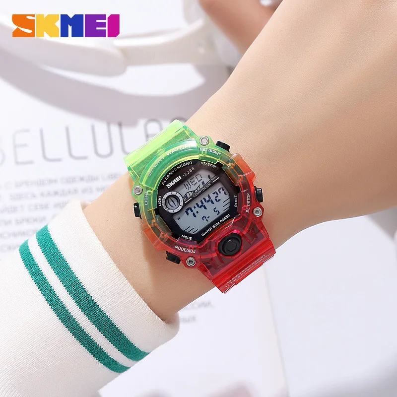 Skmei Спортивные студенческие электронные часы на открытом воздухе Водонепроницаемые светящиеся многофункциональные часы Модные красочные электронные часы