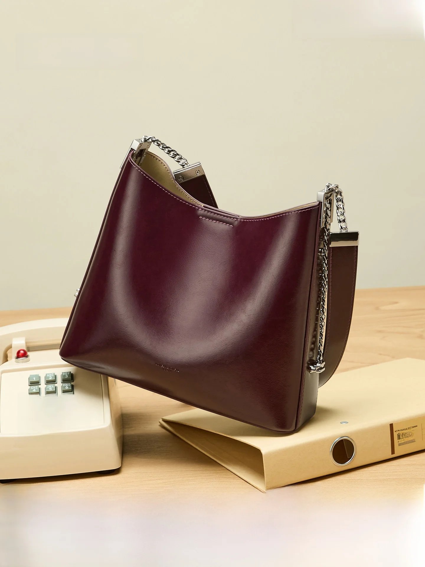 sac-fourre-tout-polyvalent-et-tendance-pour-femme-grande-capacite-a-porter-a-l'epaule-ou-en-bandouliere-nouveau-style-2026-avec-poignee-chaine-metallique