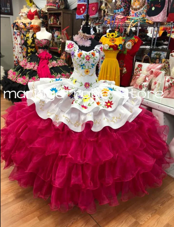 Белые мексиканские платья Quinceanera цвета фуксии Charro с открытыми плечами и вышивкой с цветочными оборками, корсет, платья de 15 años по индивидуальному заказу